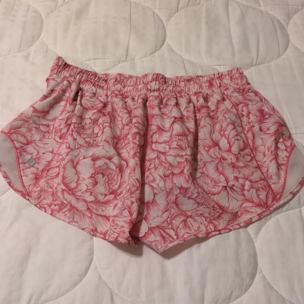 Lululemon Hotty Hot Short II *2.5" - Picture 9 of 9